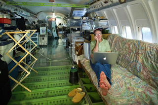 Illustration for article titled Este hombre convirtió un Boeing 727 en medio de un bosque en su asombrosa casa